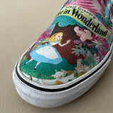VANS Disney’s „Alice in Wonderland“ Slip-on Sneakers