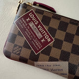 ungetragene LOUIS VUITTON Damier Ebene Trunks Label Pochette Milla