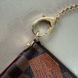 ungetragene LOUIS VUITTON Damier Ebene Trunks Label Pochette Milla