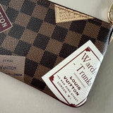 ungetragene LOUIS VUITTON Damier Ebene Trunks Label Pochette Milla