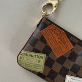 ungetragene LOUIS VUITTON Damier Ebene Trunks Label Pochette Milla