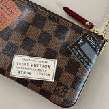 ungetragene LOUIS VUITTON Damier Ebene Trunks Label Pochette Milla