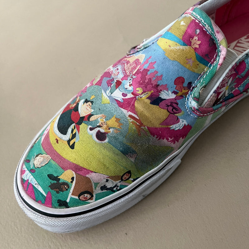 VANS Disney’s „Alice in Wonderland“ Slip-on Sneakers