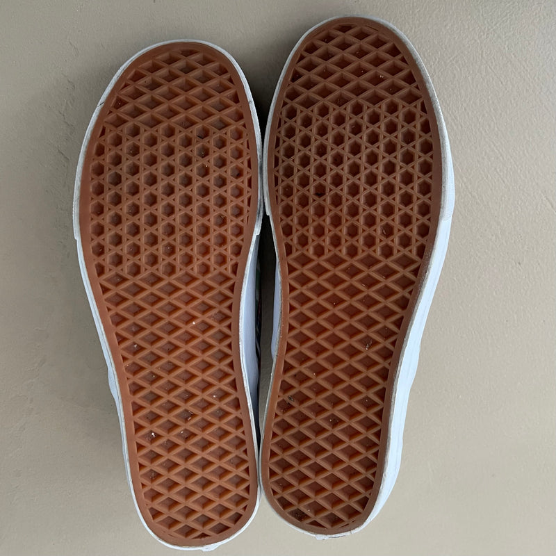 VANS Disney’s „Alice in Wonderland“ Slip-on Sneakers