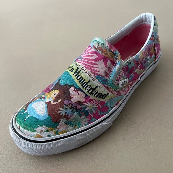 VANS Disney’s „Alice in Wonderland“ Slip-on Sneakers