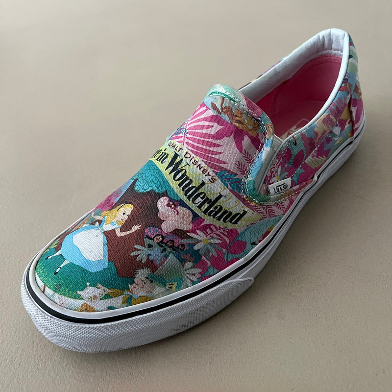 VANS Disney’s „Alice in Wonderland“ Slip-on Sneakers