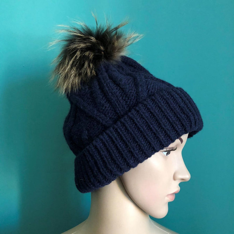 dunkelblaue MARC CAIN Mütze mit Bommel