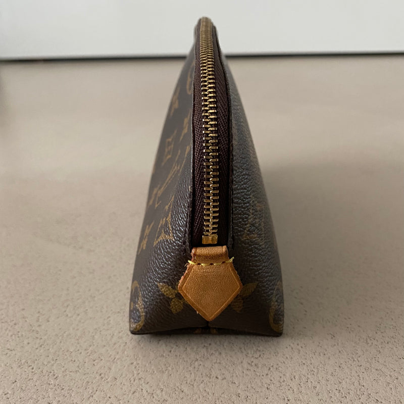 LOUIS VUITTON Monogram Pochette Cosmétique