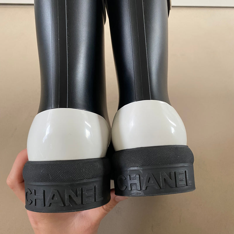 CHANEL Regenstiefel