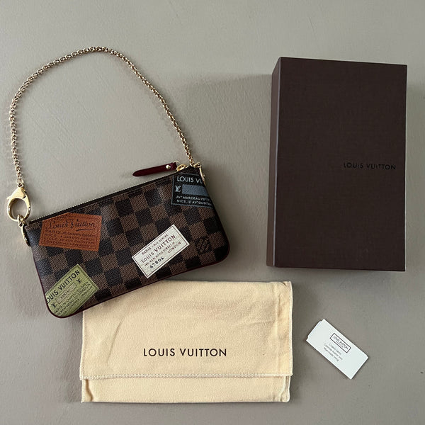 ungetragene LOUIS VUITTON Damier Ebene Trunks Label Pochette Milla